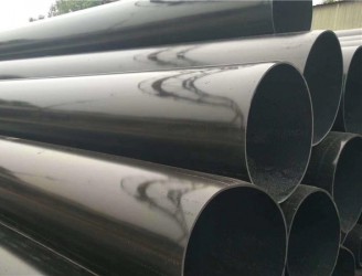 聚乙烯外護(hù)管是以高密度聚乙烯（HDPE）為原料，采用先進(jìn)的設(shè)備和工藝進(jìn)行生產(chǎn)，產(chǎn)品質(zhì)量嚴(yán)格執(zhí)行GB/T29047-2012標(biāo)準(zhǔn)。具有機(jī)械強(qiáng)度高、耐沖擊、耐環(huán)境應(yīng)力開(kāi)裂、耐腐蝕、耐低溫、易焊接、易施工、