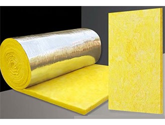 離心玻璃棉是采用石英砂、石灰石、白云石等天然礦石為主要原料，配合一些純堿、硼砂等化工原料熔成玻璃。在融化狀態(tài)下，采用獨(dú)有的離心技術(shù)工藝，借助外力吹制式甩成絮狀細(xì)纖維，纖維和纖維之間為立體交叉，互相纏繞
