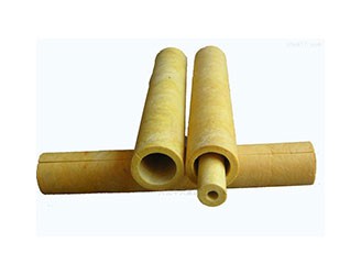 巖棉管是一種主要應(yīng)用于管道的巖棉保溫材料，是以天然玄武巖為主要原料，經(jīng)高溫熔融后，由高速離心設(shè)備制成人造無(wú)機(jī)纖維，同時(shí)加入特制的粘結(jié)劑和防塵油，再經(jīng)加溫固化，制作成各種規(guī)格，不同要求的巖棉保溫管殼。同